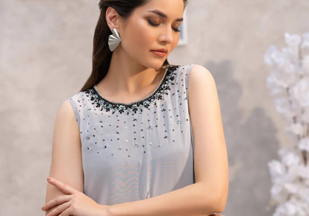 What Is Velour? A Complete 2025 Guide to Velour Fabric, History, Uses, Styling & Fashion Trends